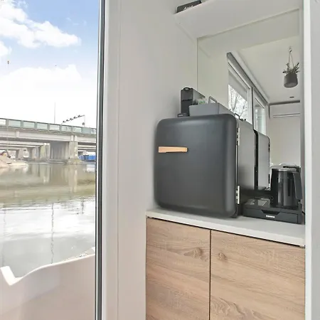Bed & Breakfast Houseboat The New - Nieuwe *